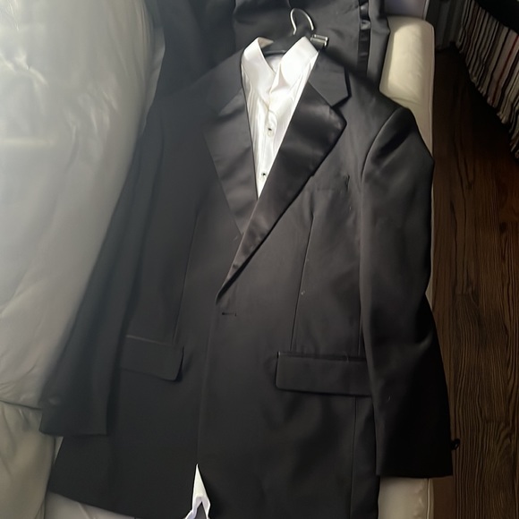 Tuxedo - Picture 4 of 4